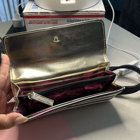 Betsey Johnson Clutch Large Wristlet and Crossbody Wallet EUC Stripes Vintage - Picture 15 of 16